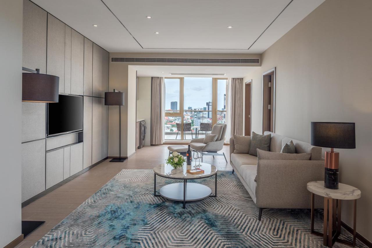 Khách sạn Oakwood Premier