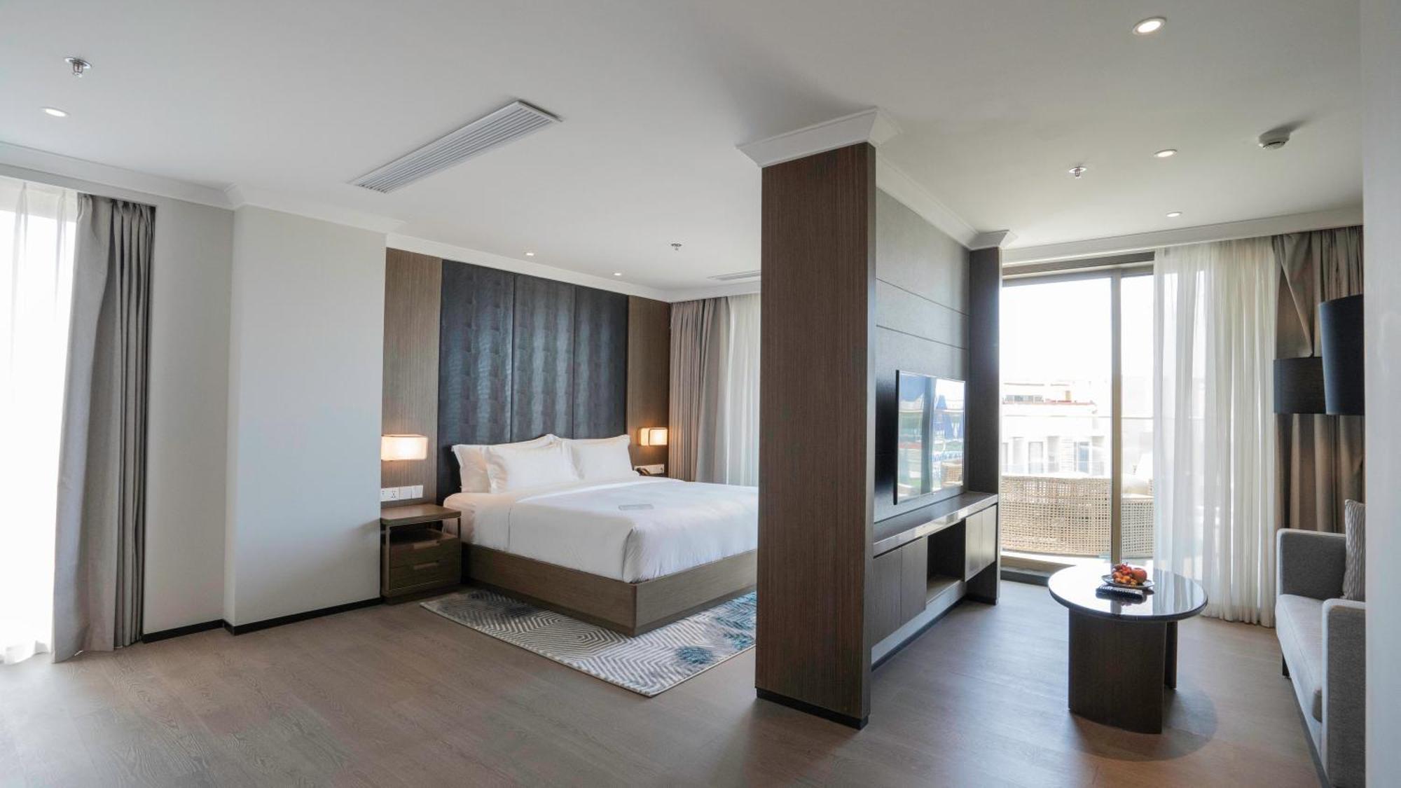 Oakwood Premier Khách sạn 5*